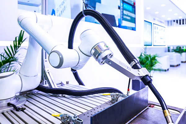 結合艾利特EC66協作機器人，了解工業焊接機器人的需求